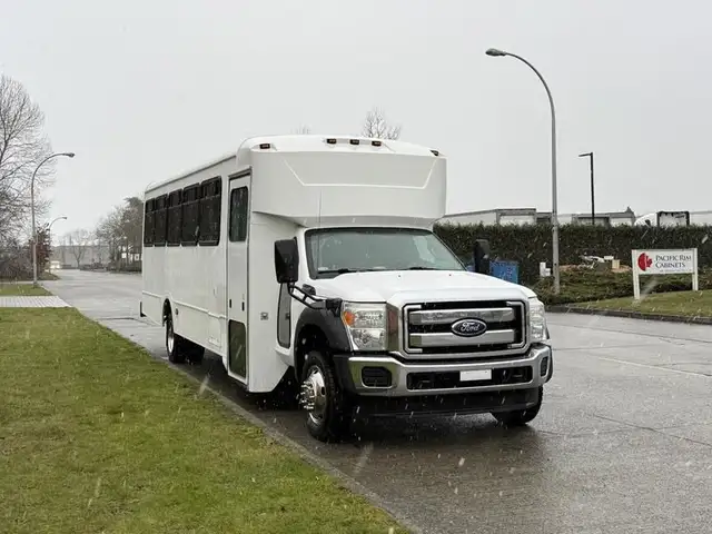 2011 ford F-550 31 Passenger Bus Powerstroke Diesel in Heavy Trucks in Richmond - Image 4