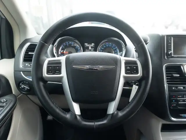 2016 Chrysler Town & Country TOURING in Cars & Trucks in Saskatoon - Image 9