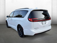 Cette Pacifica Limited ensemble S est dotée d'un intérieur en cuir Nappa, d'une poste coulissante él... (image 8)