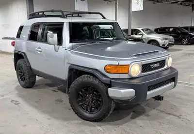 Véhicule très bien entretenu. 82 dossiers d'entretiens!!! Prêt à partir! TOYOTA FJ CRUISER 4WD 2007/...