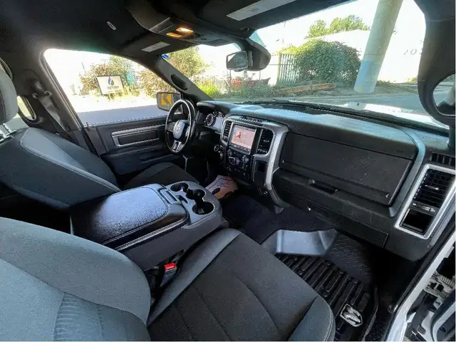 2022 Ram 1500 Classic Warlock CREW 4WD 5.7L HEMI B/U CAMERA dans Autos et camions dans Delta/Surrey/Langley - Image 16