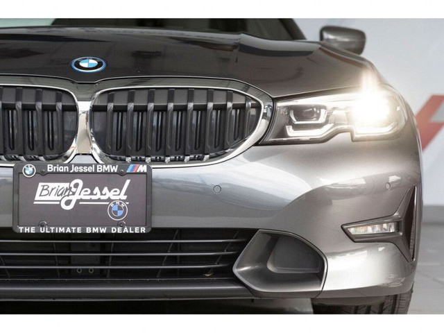 2022 BMW 3 Series 330e xDrive Plug-In Hybrid in Cars & Trucks in Vancouver - Image 4