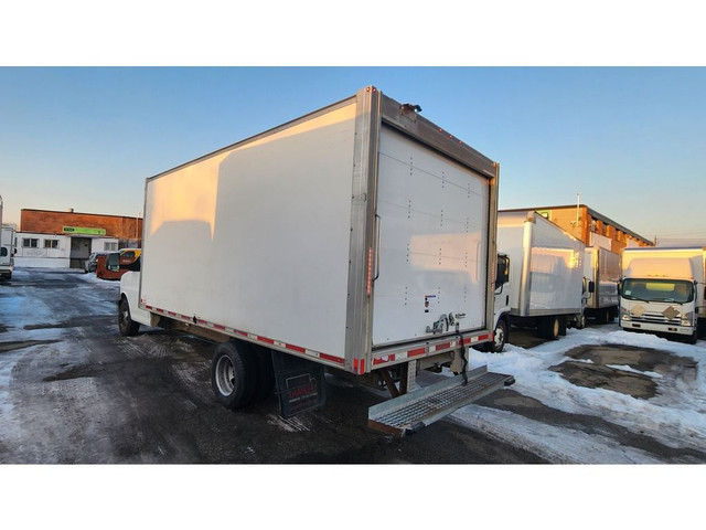 2016 GMC Savana G3500 - 16Ft Box - 6.0L V8 Gasoline + Ramp in Cars & Trucks in City of Toronto - Image 4