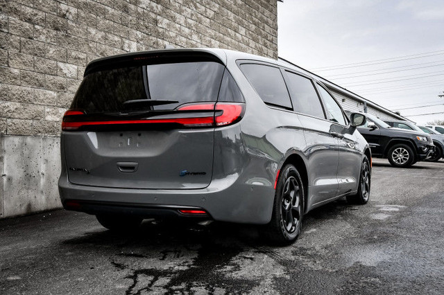 2022 Chrysler Pacifica Hybrid Limited • SUNROOF • NAV • COOLED L in Cars & Trucks in Cornwall - Image 3