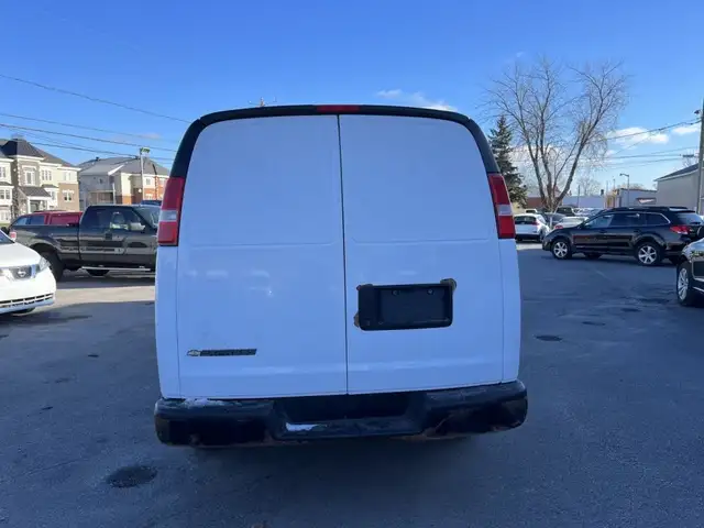 2017 Chevrolet Express Cargo Van in Cars & Trucks in Laval / North Shore - Image 4