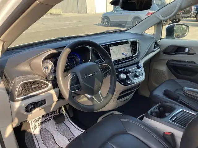 2023 Chrysler Pacifica Touring L in Cars & Trucks in Hamilton - Image 17