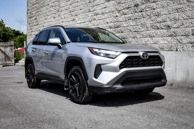 2022 Toyota RAV4 XLE • SUNROOF • POWER LIFTGATE • HEATED SEATS in Cars & Trucks in Cornwall