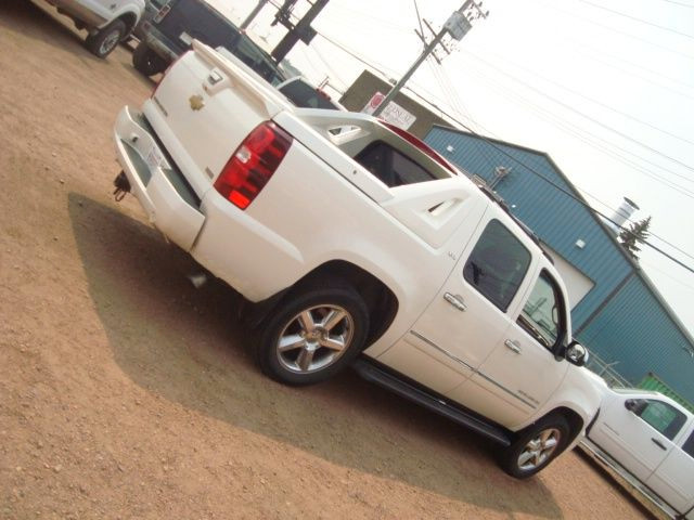 2011 Chevrolet Avalanche 4X4 CREW CAB LTZ in Cars & Trucks in Edmonton - Image 3