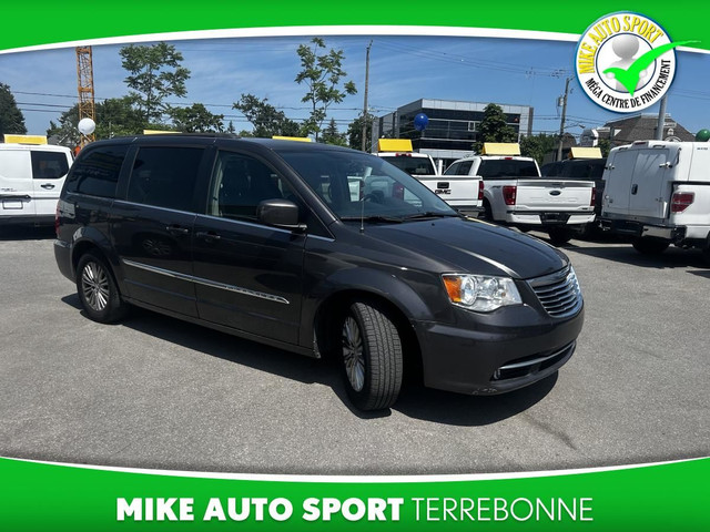 Chrysler Town & Country Familiale 4 portes Tourisme avec cuir 20 in Cars & Trucks in Laval / North Shore - Image 2