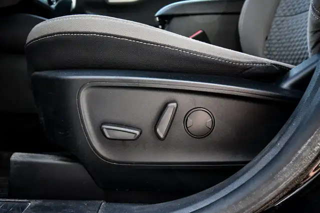 2020 Ford Escape SE • HEATED SEATS • CP/AA • NAV • PARK ASSIST in Cars & Trucks in Kingston - Image 29