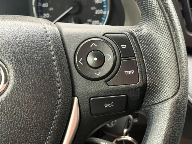 2017 Toyota RAV4 AWD 4dr LE| $0 DOWN | EVERYONE APPROVED! dans Autos et camions dans Calgary - Image 20