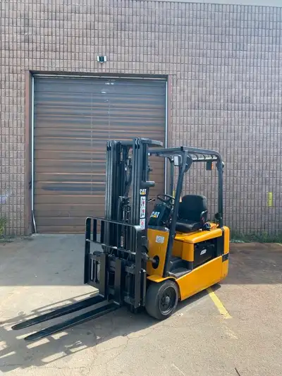 We have available for sale this 3-wheeler 2005 Caterpillar electric forklift – a well-maintained, lo...