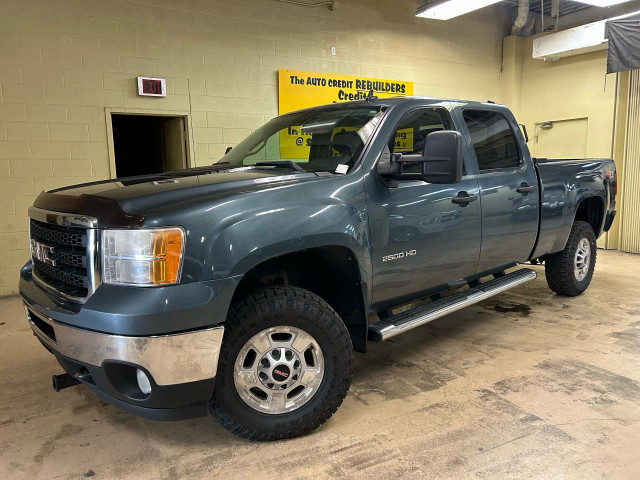 2011 GMC Sierra 2500 SLE in Cars & Trucks in Windsor Region - Image 2