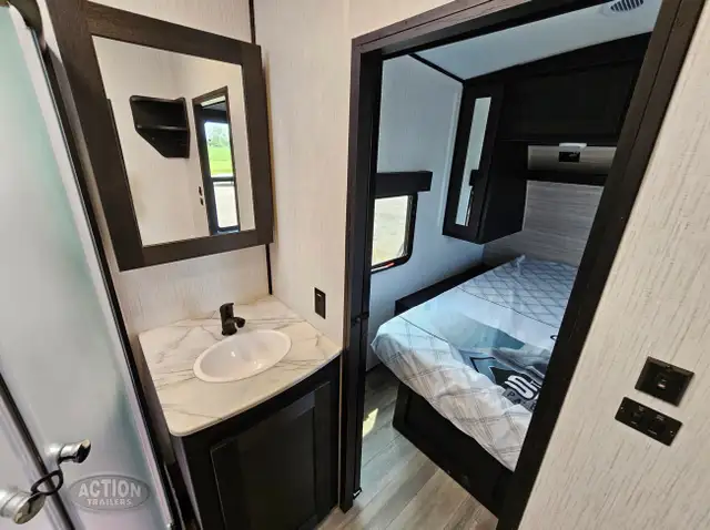 TOY HAULER CLEARANCE -STYKER 3414 W/REAR PATIO DECK UNDER COST in RVs & Motorhomes in London - Image 23