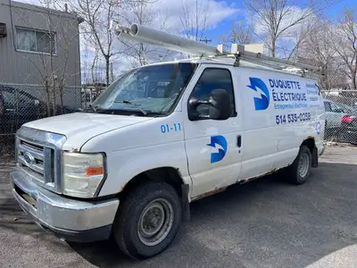 Engine: Moteur à 8 cylindres 4.6L/281CI L/100Km City: 16.0 L/100Km Hwy: 12.0 Safety Equipment Systèm...
