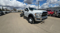 This 2024 RAM 5500 REG CAB CHASSIS has the following options Cloth 40/20/40 Prem Bench Seat, 8.4 Tou... (image 4)