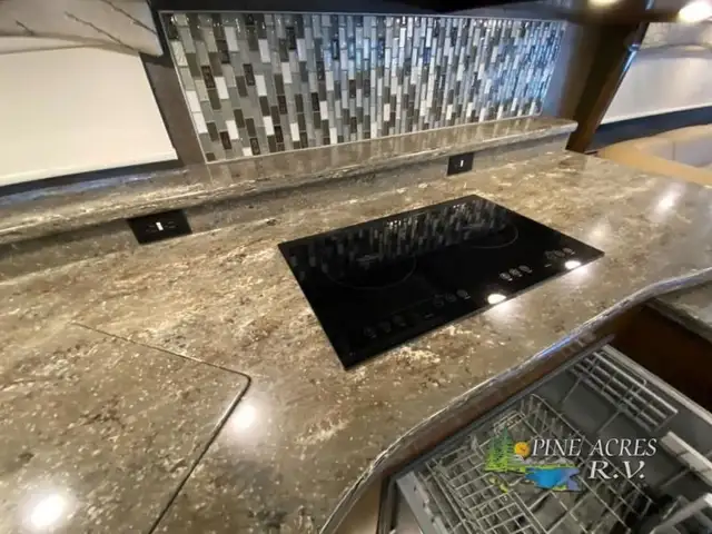 2018 Thor Motor Coach Tuscany 45AT only 029,124 Miles in RVs & Motorhomes in Moncton - Image 31