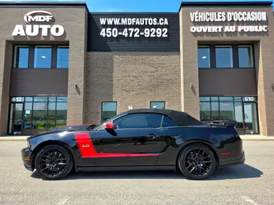 Superbe Mustang GT Décapotable manuelle 6 vitesses - avec Premium Package - Intérieur cuir Rouge Bri...