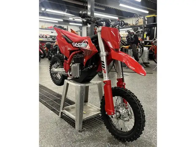 2025 GASGAS MC-E 5 in Dirt Bikes & Motocross in Granby - Image 9