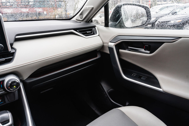2019 Toyota RAV4 Hybrid Limited | VENTILATED SEATS | ACC | LKA | in Cars & Trucks in Markham / York Region - Image 4