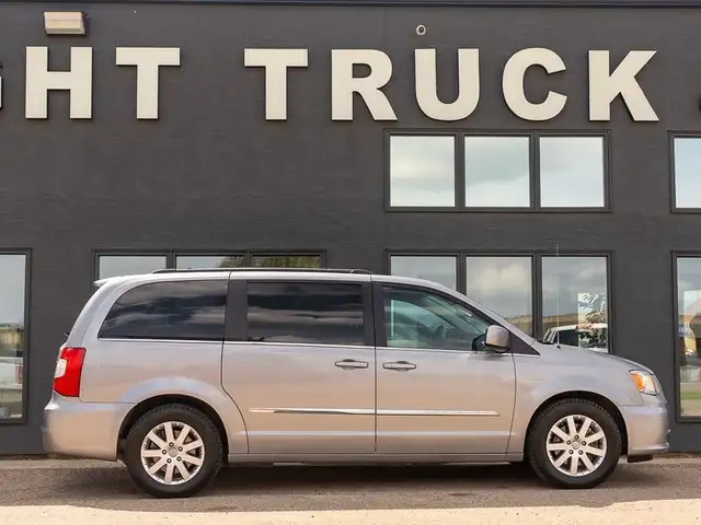 2016 Chrysler Town & Country TOURING in Cars & Trucks in Saskatoon - Image 5