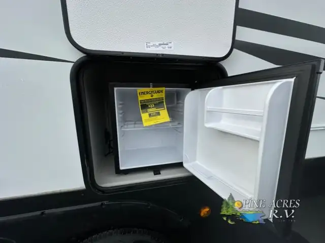 2025 Dutchmen RV Astoria 2913FK in Travel Trailers & Campers in Truro - Image 5