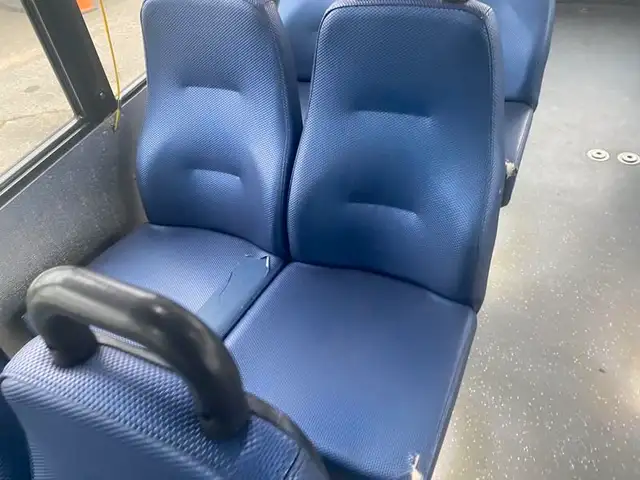 2017 chevrolet Express G4500 21 Passenger Bus With Wheelchair Ac in Heavy Trucks in Richmond - Image 30