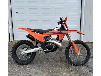 2025 KTM 300 XC Les photos peuvent être à titre indicatif et sans inscription. Les promotions en vig...