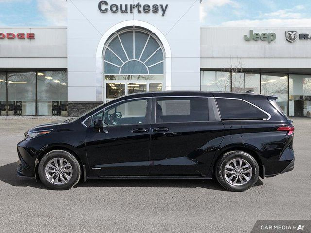 2021 Toyota Sienna LE | Third Row Seating | Apple/Android in Cars & Trucks in Calgary - Image 3