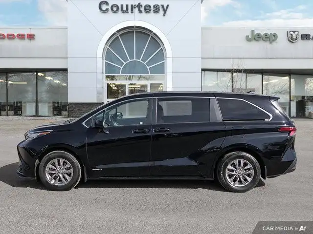 2021 Toyota Sienna LE | Third Row Seating | Apple/Android in Cars & Trucks in Calgary - Image 4