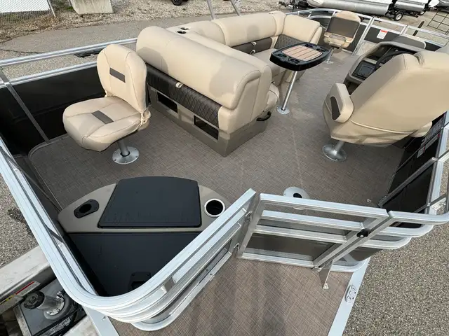 2025 Sun Tracker Fishin' Barge 20 DLX, pontoon boat in Powerboats & Motorboats in Vernon - Image 23