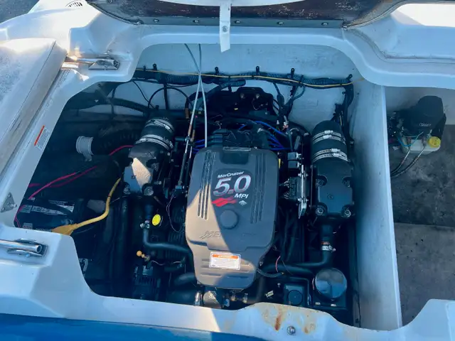 2006 CROWNLINE 200 in Powerboats & Motorboats in Sherbrooke - Image 6