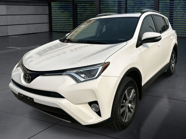 2017 Toyota RAV4 XLE l Sunroof l Navigation l 17 Inch Alloy Whee in Cars & Trucks in Calgary