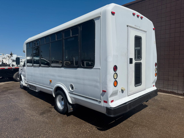 2009 Ford E-450 24 Passenger Bus in Cars & Trucks in Calgary - Image 3