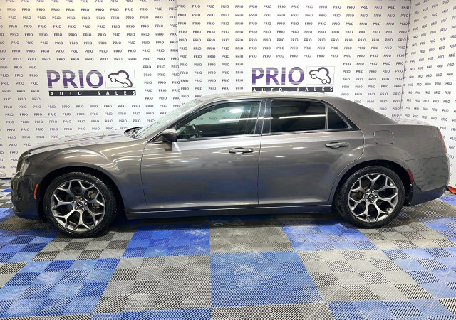 2016 Chrysler 300 in Cars & Trucks in Ottawa - Image 2