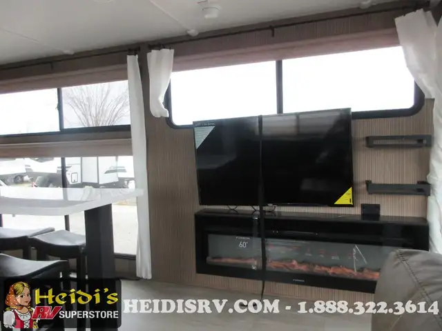 2025 FOREST RIVER SALEM 32VERANDA (REAR DECK, REAR LIVING, OUT.  in Travel Trailers & Campers in Barrie - Image 7