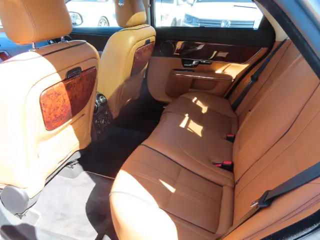 2011 Jaguar XJ XJL - LONG WHEEL BASE - LOW LOW KM - 56,000KMS !! dans Autos et camions dans Région d’Oakville/Halton - Image 26