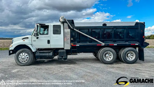 2004 INTERNATIONAL 7400 TANDEM AXLE DUMP TRUCK in Heavy Trucks in Chilliwack - Image 11