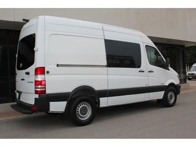 2015 Mercedes-Benz Sprinter 144\" - HIGH ROOF - DIESEL in Cars & Trucks in City of Toronto - Image 4