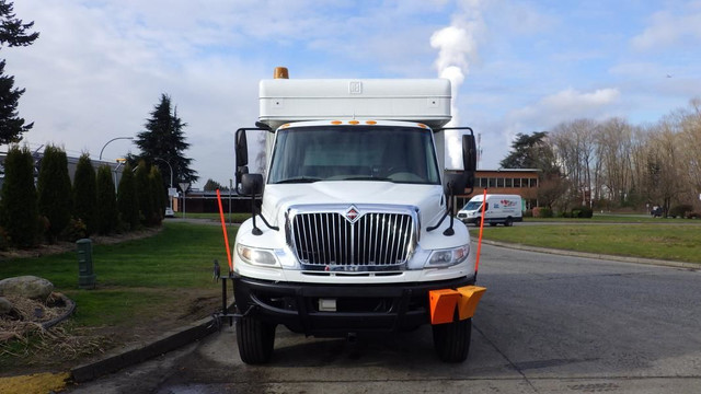 2011 international 4400 Service Truck Dually Diesel in Heavy Trucks in Richmond - Image 3