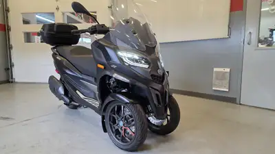 This near Brand-new MP3 is Piaggio’s most advanced THREE-Wheeler ever. It’s loaded with features lik...