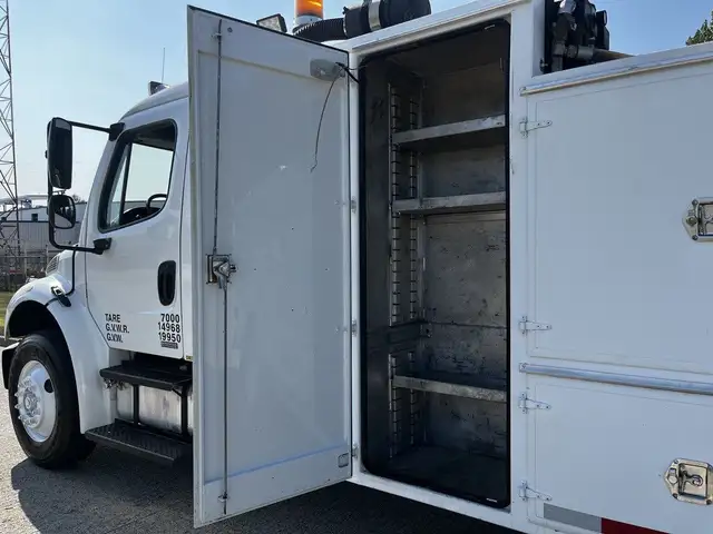 2004 Freightliner M2 106 CAT C7 Service Truck with Pumps in Heavy Trucks in Delta/Surrey/Langley - Image 59