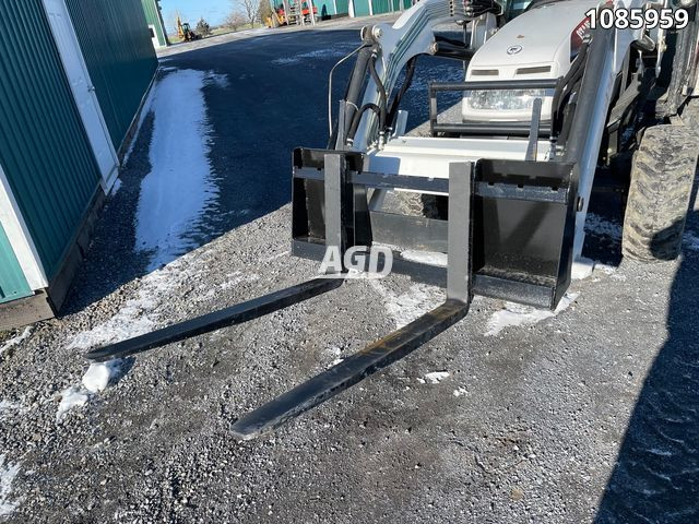2022 Smyth Welding JD Compact Tractor Pallet Forks 2000 LBS in Heavy Equipment in Ottawa