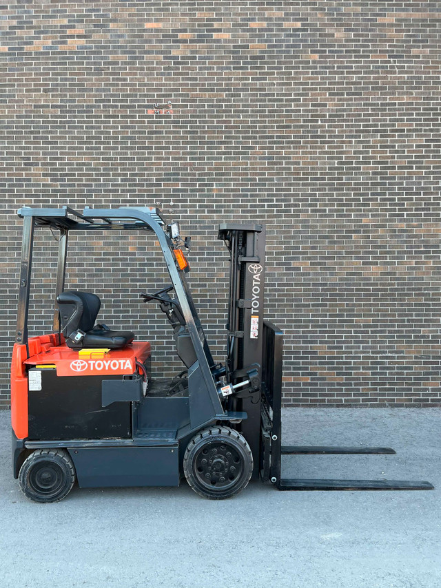 TOYOTA 5000 LBS CAP ELECTRIC FORKLIFT 3 STAGE BRAND NEW BATTERY in Heavy Equipment in Mississauga / Peel Region