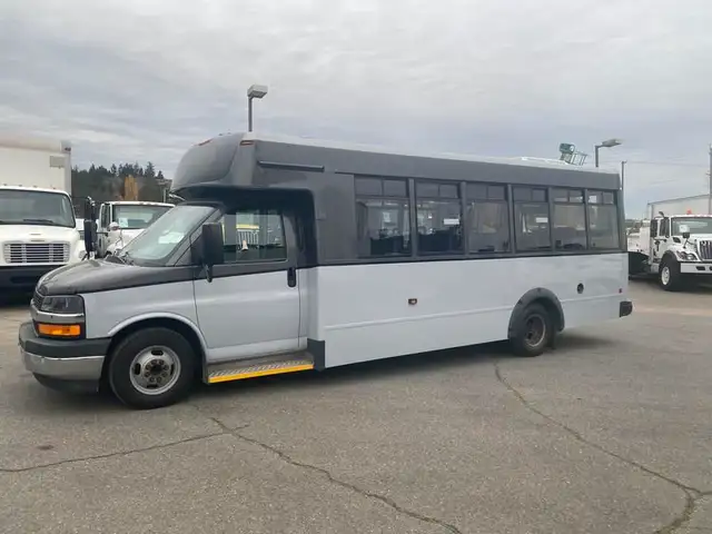 2017 chevrolet Express G4500 21 Passenger Bus With Wheelchair Ac in Heavy Trucks in Richmond - Image 9
