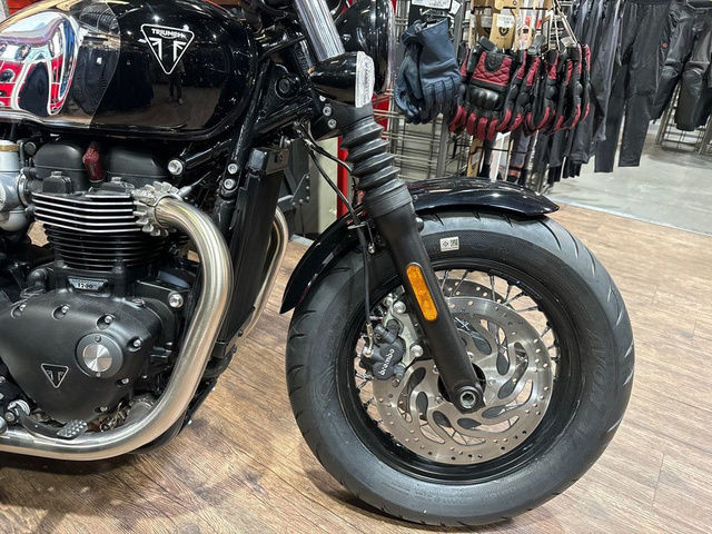 2023 Triumph Bonneville Bobber Chrome Edition Jet Black in Street, Cruisers & Choppers in Calgary - Image 4