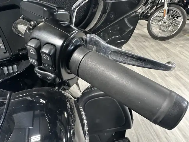 2017 HARLEY DAVIDSON ÉLECTRA GLIDE ULTRA LIMITED in Street, Cruisers & Choppers in London - Image 10