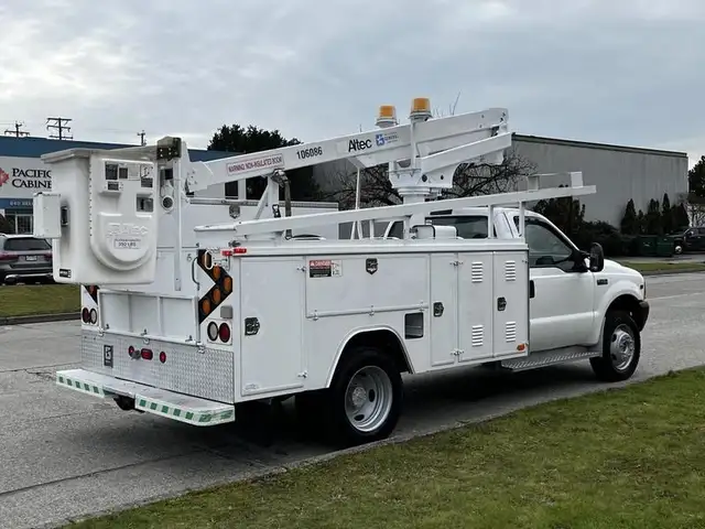 2001 ford F-450 SD Altec Service Truck Bucket Truck 2WD in Heavy Trucks in Richmond - Image 12