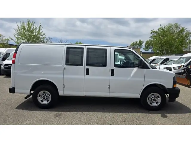 2019 GMC Savana Cargo Van G2500 - V6 Gas - BTooth/Cruise/Camera/ dans Autos et camions dans Ville de Toronto - Image 6