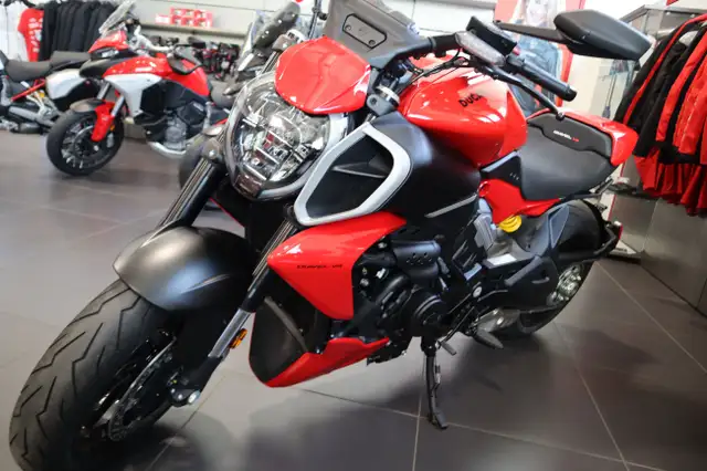 2025 Ducati Diavel V4 Ducati Red in Street, Cruisers & Choppers in Edmonton - Image 9